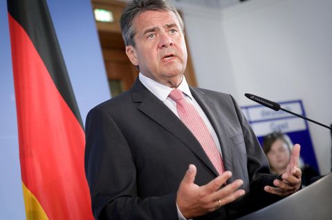 Sigmar Gabriel verkündet auf einer Pressekonferenz in Berlin die Wende in der Türkei-Politik