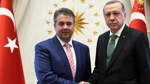 Recep Tayyip Erdogan und Sigmar Gabriel begrüßen sich per Handschlag im Mai in Anakara