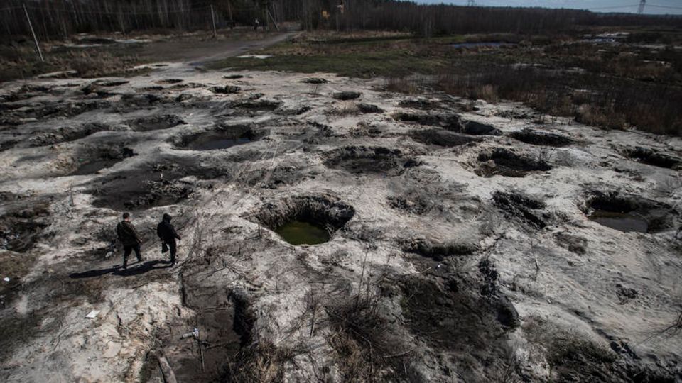 Wenn die Bernsteinsammler weiterziehen, bleiben Krater zurück. Um die Rekultivierung kümmert sich niemand. 1700 Hektar Wald gingen bereits verloren
