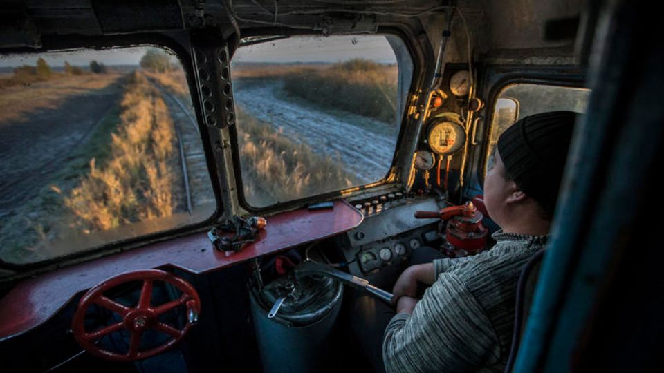 Mit dem altertümlichen Vorortzug lassen sich die Bernsteinsammler in die Wälder zu ihrer Arbeit bringen