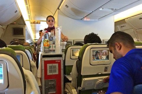 Stewardess bei der Arbeit