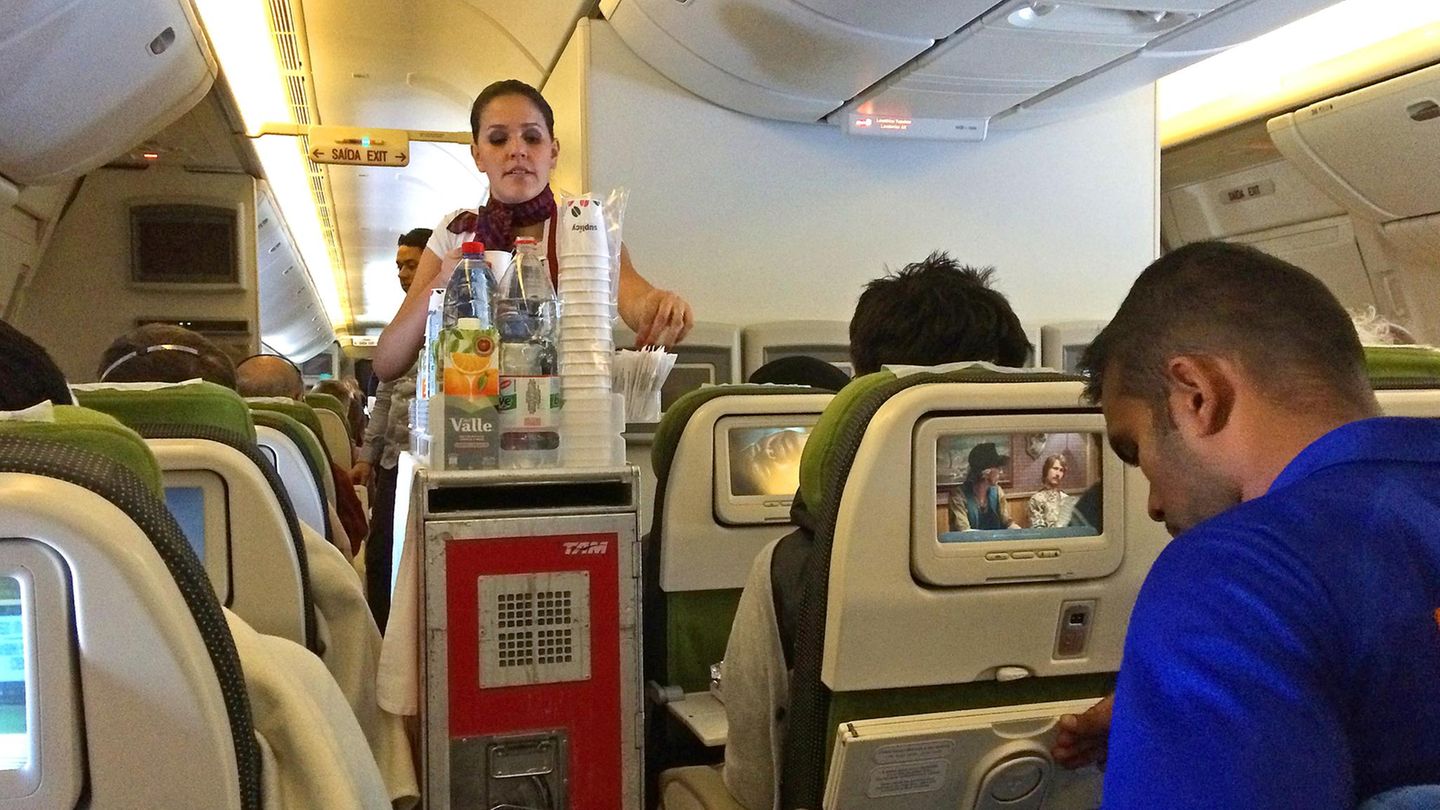 Stewardess bei der Arbeit