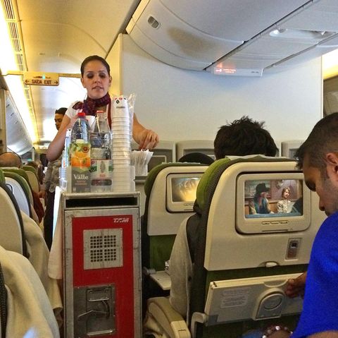 Stewardess bei der Arbeit