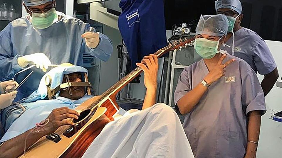 Durch Gitarrespielen konnten die Chirurgen die Hirnregion ausmachen, die den Krampf auslöste