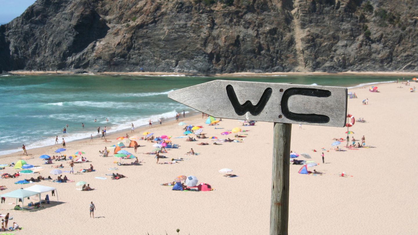 Pinkelstopp  Wasserlassen im Wasser gehört für viele Strandbesucher zum Urlaubsalltag. Vor allem, wenn keine Toilette in der Nähe ist. An den Sandstränden der Gemeinde Lepe im Südwesten Spaniens sollte man sich nicht erwischen lassen. Denn dort ist das Pinkeln im Meer seit 2012 verboten. Bei Zuwiderhandlungen drohen Geldstrafen von bis zu 750 Euro. Es gehe nicht darum, Geld für die Stadtkassen einzutreiben, versichert die Stadträtin María de los Ángeles Lorenzo. "Wir wollen die Menschen für die Probleme der Umwelt sensibilisieren." Wie ein Pinkelverstoß bewiesen werden soll, blieb unklar.