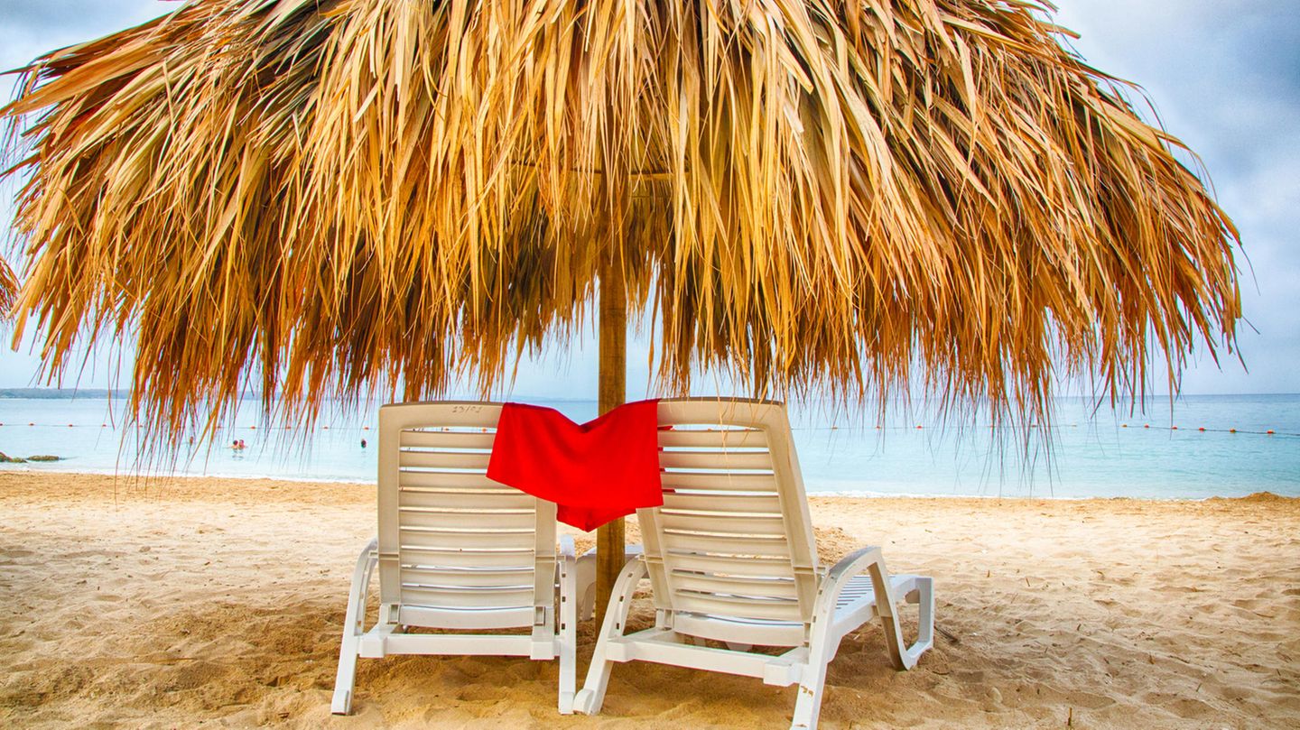 Reservier-Verbot  Dieses Verbot könnte insbesondere die Deutschen stören, die den zweifelhaften Ruhm genießen, im Urlaub gern früh aufzustehen, um sich einen (guten) Platz an der Sonne zu sichern. Den Badeort Torrox an der Costa del Sol in Málaga sollten solche Zeitgenossen meiden, denn hier ist es seit 2014 strikt verboten, ein Stück des Strandes zu "reservieren". Liegestühle, Sonnenschirme und andere Gegenstände, die für solchen Zweck missbraucht werden, werden abtransportiert. 