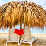 Reservier-Verbot  Dieses Verbot könnte insbesondere die Deutschen stören, die den zweifelhaften Ruhm genießen, im Urlaub gern früh aufzustehen, um sich einen (guten) Platz an der Sonne zu sichern. Den Badeort Torrox an der Costa del Sol in Málaga sollten solche Zeitgenossen meiden, denn hier ist es seit 2014 strikt verboten, ein Stück des Strandes zu "reservieren". Liegestühle, Sonnenschirme und andere Gegenstände, die für solchen Zweck missbraucht werden, werden abtransportiert. 