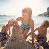 Burgenbau-Verbot  An mehreren Stränden auf Teneriffa muss man - will man nicht zur Kasse gebeten werden - von der Errichtung größerer Sandburgen und -Figuren Abstand nehmen - aus "ästhetischen Gründen", wie es heißt. Am nordspanischen Strand von Santander ist nicht nur Reiten, Ballspielen und Surfen verboten, sondern auch Musik hören und essen. Am Strand von Rom, in Ostia, darf man zwar Burgen bauen und essen. Dafür ist in manchen Badeanstalten das Anlehnen an Ruderboote, die am Strand stehen, verboten.