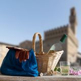 Picknick-Verbot  In den historischen Zentren von Rom und Florenz sollten sich Besucher lieber nicht überall niederlassen. So hat Rom ein Dekret erlassen, um die Brunnen der Stadt vor Vandalismus zu schützen. Wer sich beispielsweise auf den Rand des Trevi-Brunnens setzt, wird von einem Polizist mit Trillerpfeife verscheucht. Baden im Brunnen kostet bis zu 500 Euro.  Florenz experimentiert mit anderen Methoden gegen Picknicker. Kirchenplätze im Zentrum sollen um die Mittagszeit nass gespritzt werden, damit sich Touristen dort nicht niederlassen und essen.