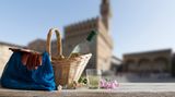Picknick-Verbot  In den historischen Zentren von Rom und Florenz sollten sich Besucher lieber nicht überall niederlassen. So hat Rom ein Dekret erlassen, um die Brunnen der Stadt vor Vandalismus zu schützen. Wer sich beispielsweise auf den Rand des Trevi-Brunnens setzt, wird von einem Polizist mit Trillerpfeife verscheucht. Baden im Brunnen kostet bis zu 500 Euro.  Florenz experimentiert mit anderen Methoden gegen Picknicker. Kirchenplätze im Zentrum sollen um die Mittagszeit nass gespritzt werden, damit sich Touristen dort nicht niederlassen und essen.