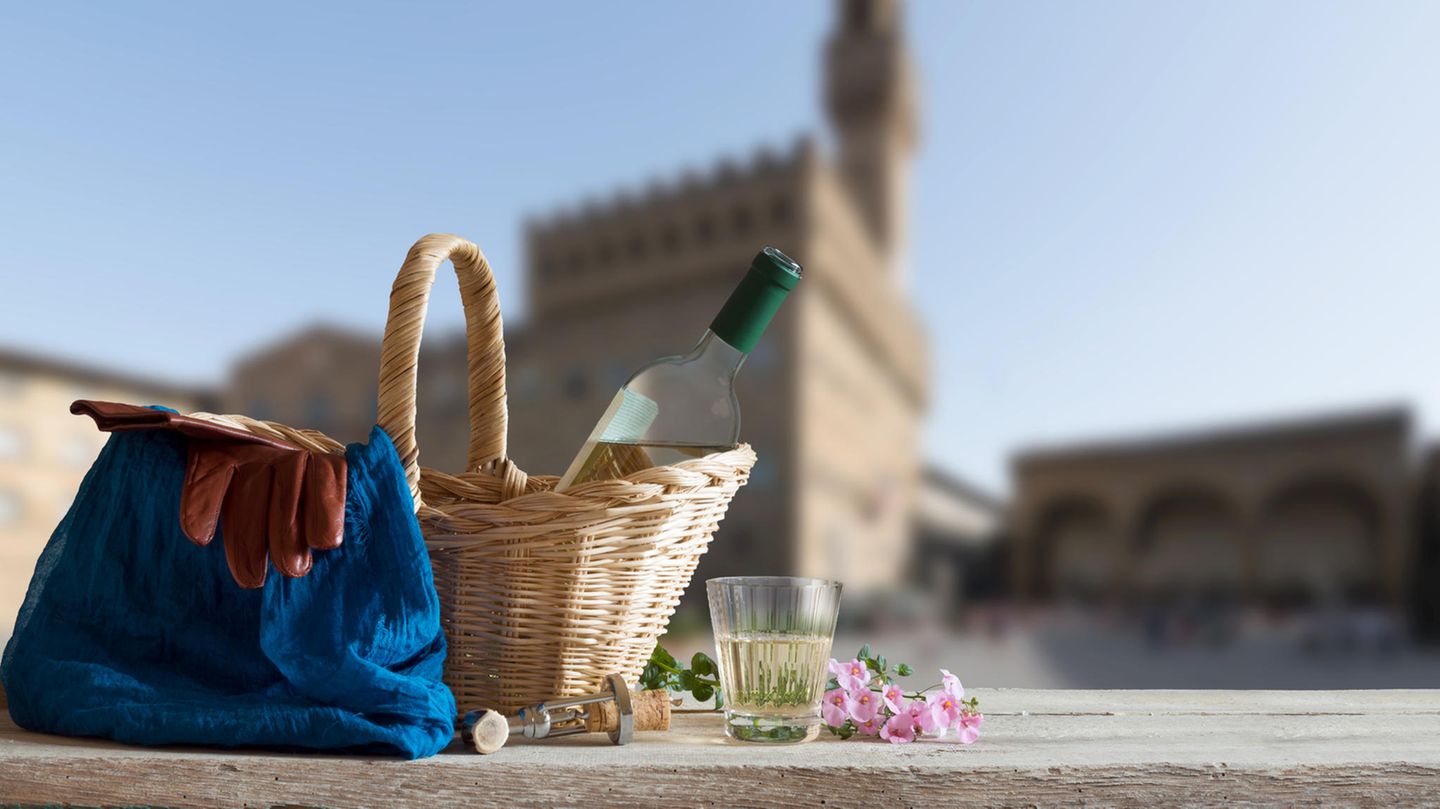 Picknick-Verbot  In den historischen Zentren von Rom und Florenz sollten sich Besucher lieber nicht überall niederlassen. So hat Rom ein Dekret erlassen, um die Brunnen der Stadt vor Vandalismus zu schützen. Wer sich beispielsweise auf den Rand des Trevi-Brunnens setzt, wird von einem Polizist mit Trillerpfeife verscheucht. Baden im Brunnen kostet bis zu 500 Euro.  Florenz experimentiert mit anderen Methoden gegen Picknicker. Kirchenplätze im Zentrum sollen um die Mittagszeit nass gespritzt werden, damit sich Touristen dort nicht niederlassen und essen.