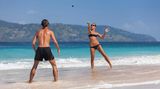 Seifen-Verbot  In Benidorm an der spanischen Costa Blanca, wo die Bewohnerzahl im Sommer von knapp 70.000 auf eineinhalb Millionen klettert, darf man weder auf dem Sand die Nacht verbringen, noch Strandtennis und andere "störende" Sportarten betreiben oder Küchengeräte beziehungsweise sich selbst im Meer mit Seife oder Shampoo säubern.