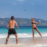 Seifen-Verbot  In Benidorm an der spanischen Costa Blanca, wo die Bewohnerzahl im Sommer von knapp 70.000 auf eineinhalb Millionen klettert, darf man weder auf dem Sand die Nacht verbringen, noch Strandtennis und andere "störende" Sportarten betreiben oder Küchengeräte beziehungsweise sich selbst im Meer mit Seife oder Shampoo säubern.