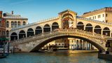 Stehenbleib-Verbot  In Venedig werden Touristen auf Schildern angewiesen, auf den Brücken in der meist vollkommen überfüllten Stadt nicht stehenzubleiben. Andernfalls könnten sich Staus bilden, die vor allem die Einwohner in den Wahnsinn treiben.