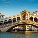 Stehenbleib-Verbot  In Venedig werden Touristen auf Schildern angewiesen, auf den Brücken in der meist vollkommen überfüllten Stadt nicht stehenzubleiben. Andernfalls könnten sich Staus bilden, die vor allem die Einwohner in den Wahnsinn treiben.