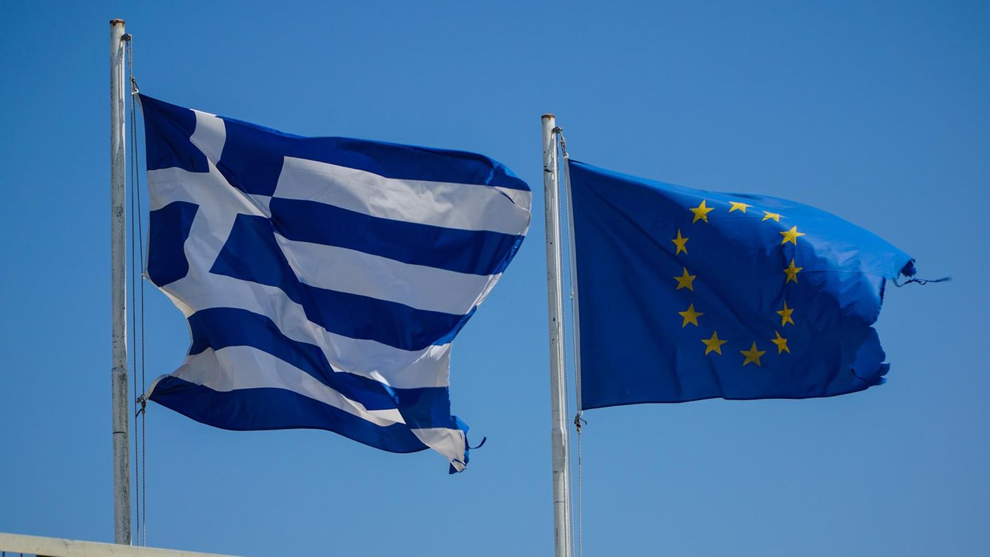 Flaggen Griechenlands und der EU