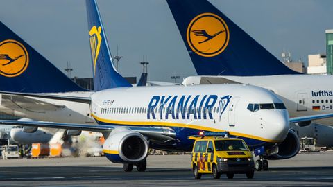 Ein Flugzeug von Ryanair am Flughafen in Frankfurt/M.