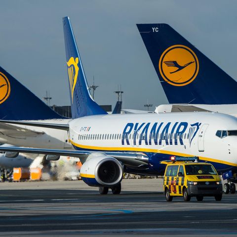 Ein Flugzeug von Ryanair am Flughafen in Frankfurt/M.