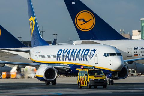 Ein Flugzeug von Ryanair am Flughafen in Frankfurt/M.