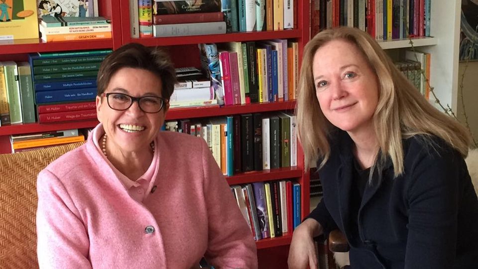Gesundheit: stern-Reporterin Nina Poelchau (rechts) im Gespräch mit Traumaexpertin Michaela Huber stern-Reporterin Nina Poelchau (rechts) im Gespräch mit Traumaexpertin Michaela Huber