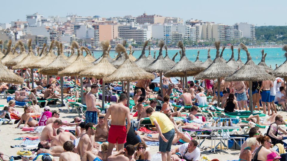 Am Strand von El Arenal auf der Ferieninsel Mallorca