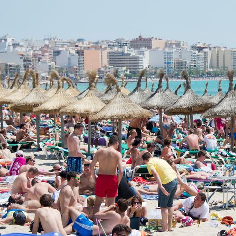 Am Strand von El Arenal auf der Ferieninsel Mallorca