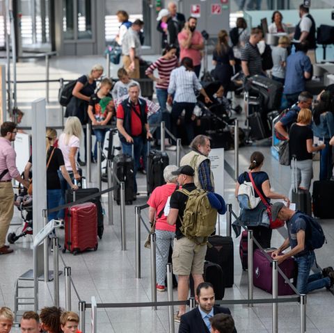 Reisende warten am Flughafen München