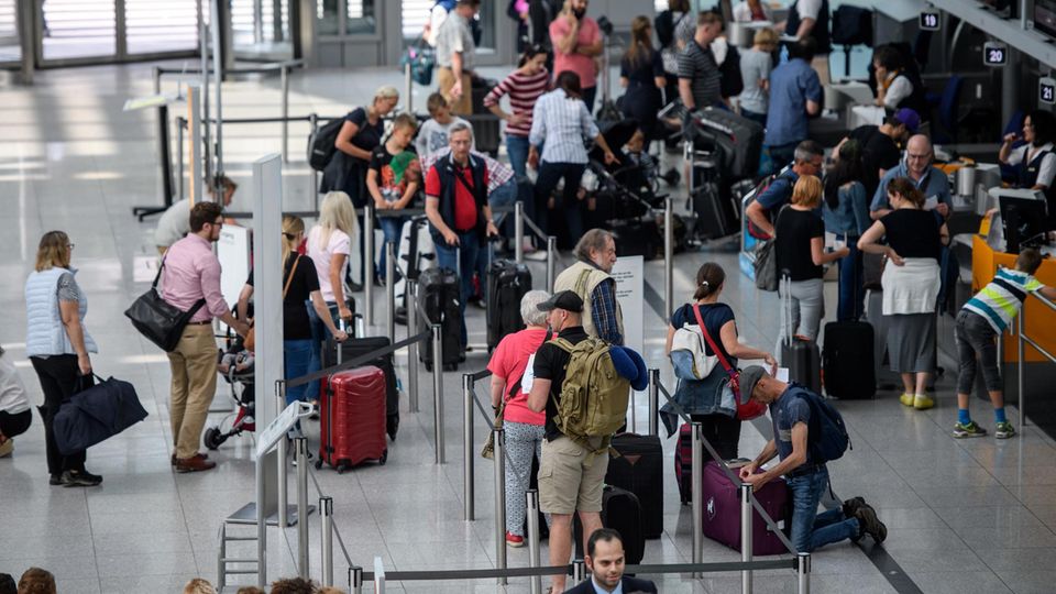 Reisende warten am Flughafen München