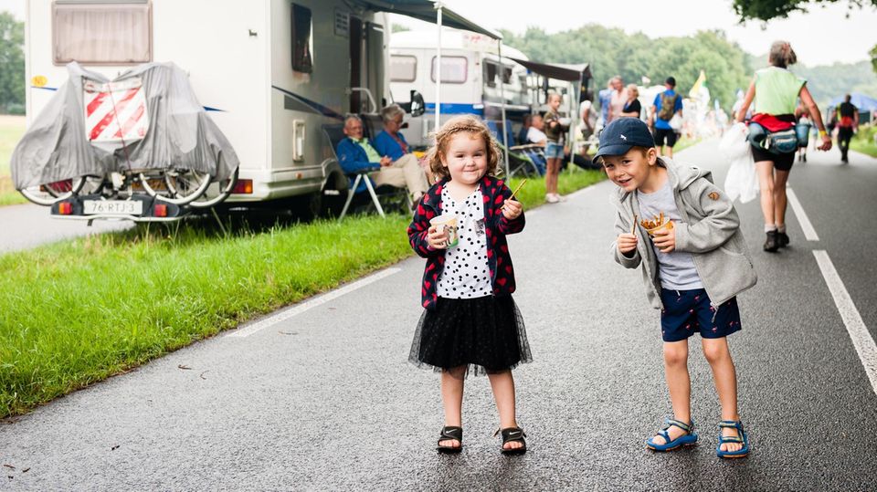 Die Tochter Marie nennen? Nicht, wenn man Frau Nierte-Rippchen heißt Zwei kleine Kinder essen ein Eis.