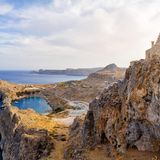 Steineverbot  In Griechenland ist es strikt verboten, in antiken Stätten Steine mitzunehmen. Dies gilt auch für augenscheinlich nicht mit der Antike verbundene einfache Steinchen oder Ähnliches. Wenn man dabei erwischt wird, kann man die Nacht in einer Polizeistation verbringen, bis Archäologen des Staates ein Gutachten ausgeben, dass es sich nicht um etwas archäologisch Wichtiges handelte.