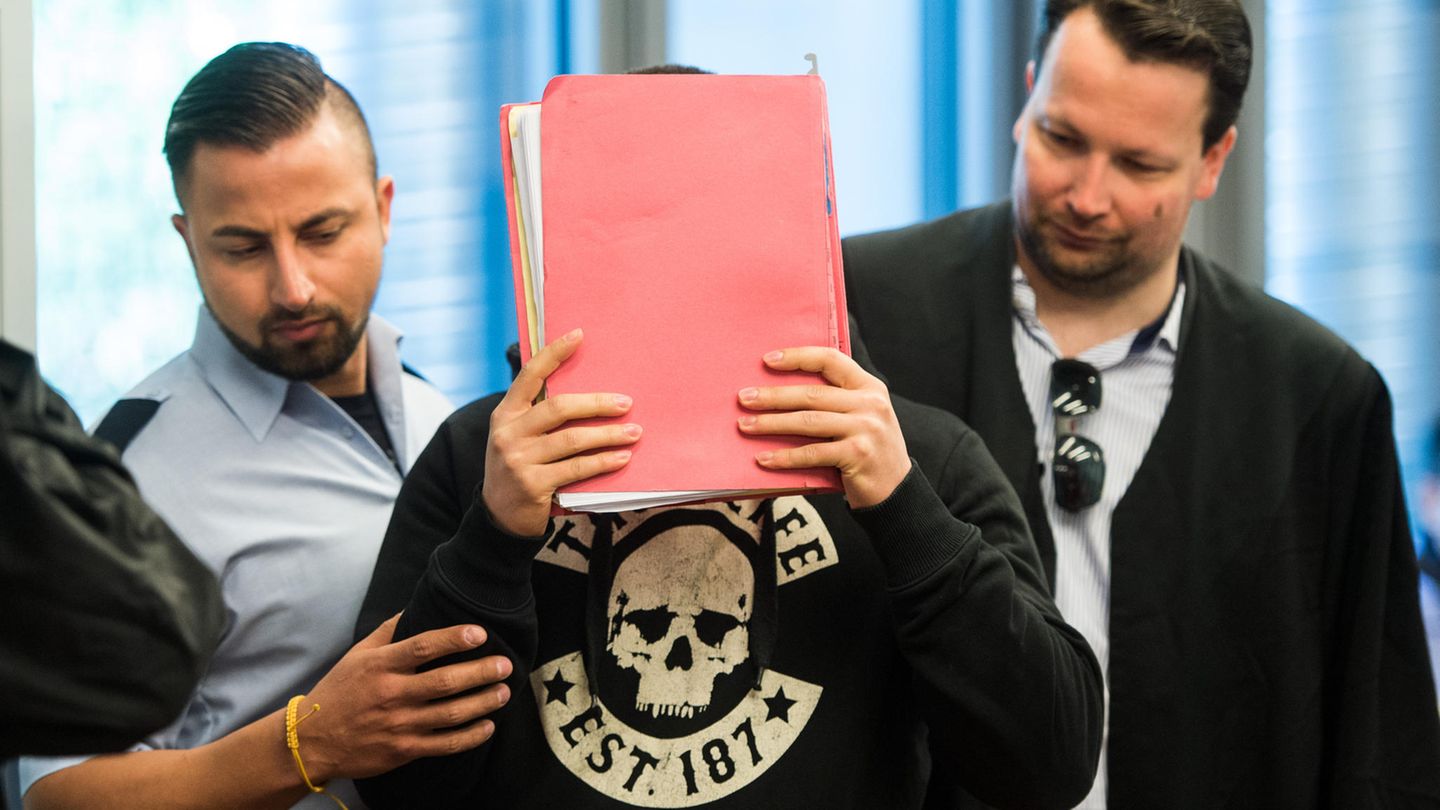 Der angeklagte Sohn von Hanaas Ehemann beim Prozess im Landgericht Wuppertal im Juni 2016