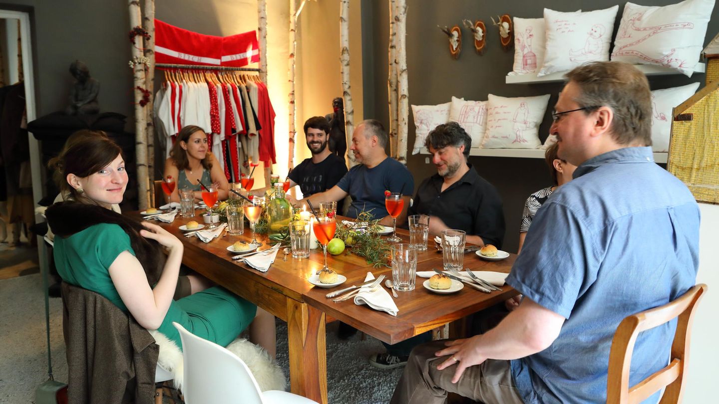 Fremde Leute aus aller Welt an einem Esstisch - das ist die Idee von EatWith.  Die Gäste von Cornelia Kohlers aus Berlin warten auf ein ganz besonders Drei-Gänge-Menü.