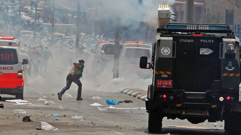 Israel Jerusalem Tempelberg In Jerusalem ist es zu heftigen Straßenschlachten zwischen Palästinensern und Sicherheitskräften gekommen