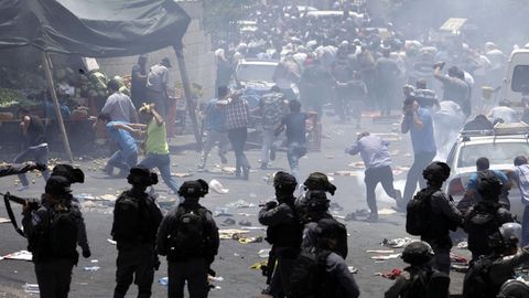 Tempelberg-Krise: Mit Tränengas gehen israelische Soldaten gegen palästinensiche Demonstranten vor