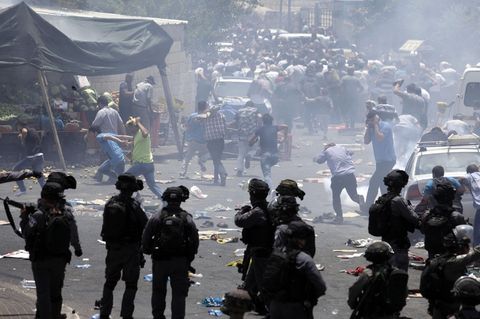Tempelberg-Krise: Mit Tränengas gehen israelische Soldaten gegen palästinensiche Demonstranten vor