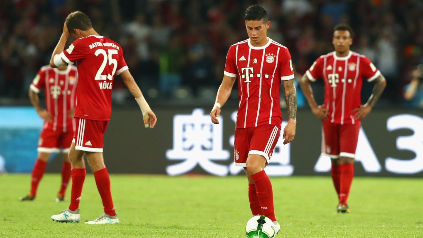 James Rodriguez vom FC Bayern lässt wie seine Teamkollegen den Köpf hängen nach der Niederlage gegen den AC Milan