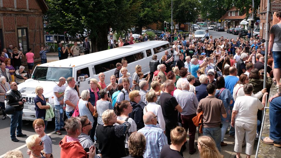 Frank Hanebuth Hochzeit: Bissendorf bestaunt Stretch-Limo