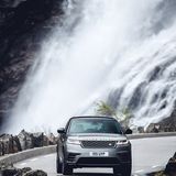 Dank aktivem Sperrdifferential an der Hinterachse kommt der Velar auch gut um die Kurve