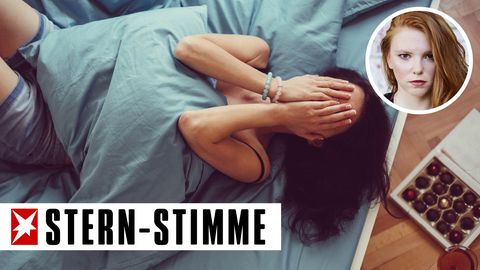 Eine Frau liegt weinend auf dem Bett. Darüber das Sternstimmen-Logo und ein Foto von Henriette Hell