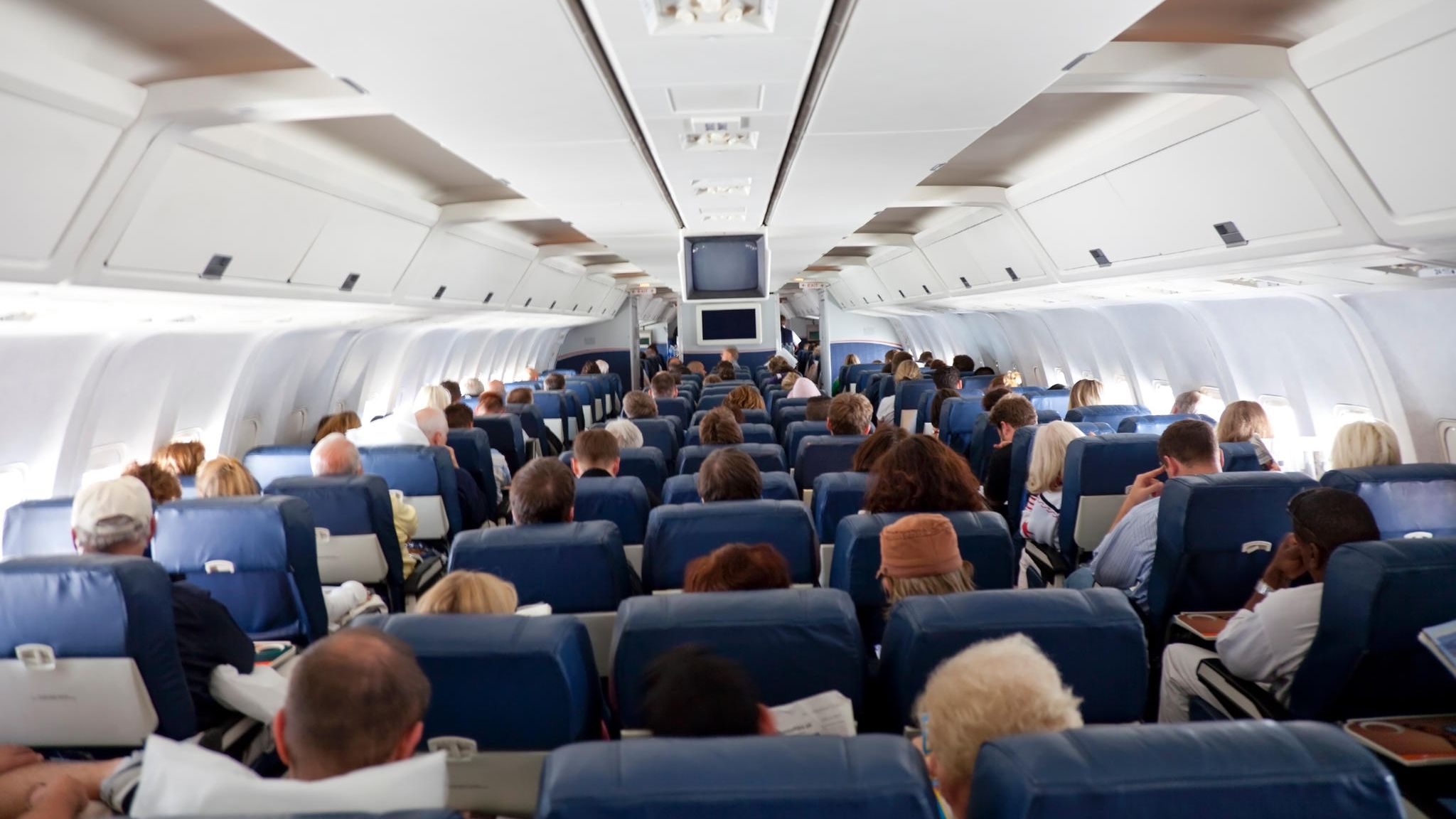 Übergewichtig im Flugzeug: Diese 3 Tricks sollte jeder kennen - wmn