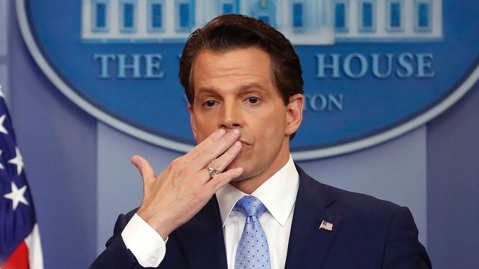 Anthony Scaramucci Trumps neuer Kommunikationschef Anthony Scaramucci hält sich im Weißen Haus die rechte Hand vor den Mund
