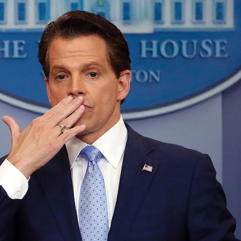 Trumps neuer Kommunikationschef Anthony Scaramucci hält sich im Weißen Haus die rechte Hand vor den Mund