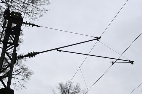 Ein Stromleitung über den Gleisen (Symbolbild)