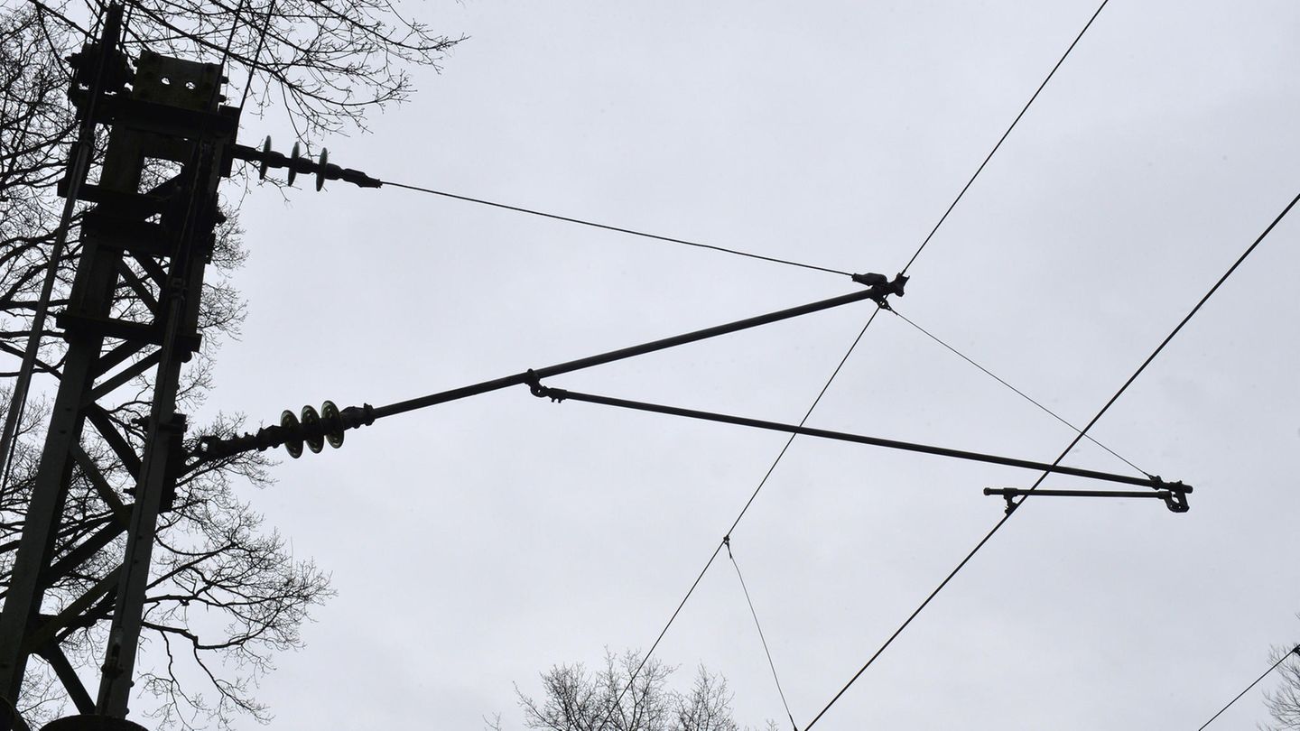 Ein Stromleitung über den Gleisen (Symbolbild)