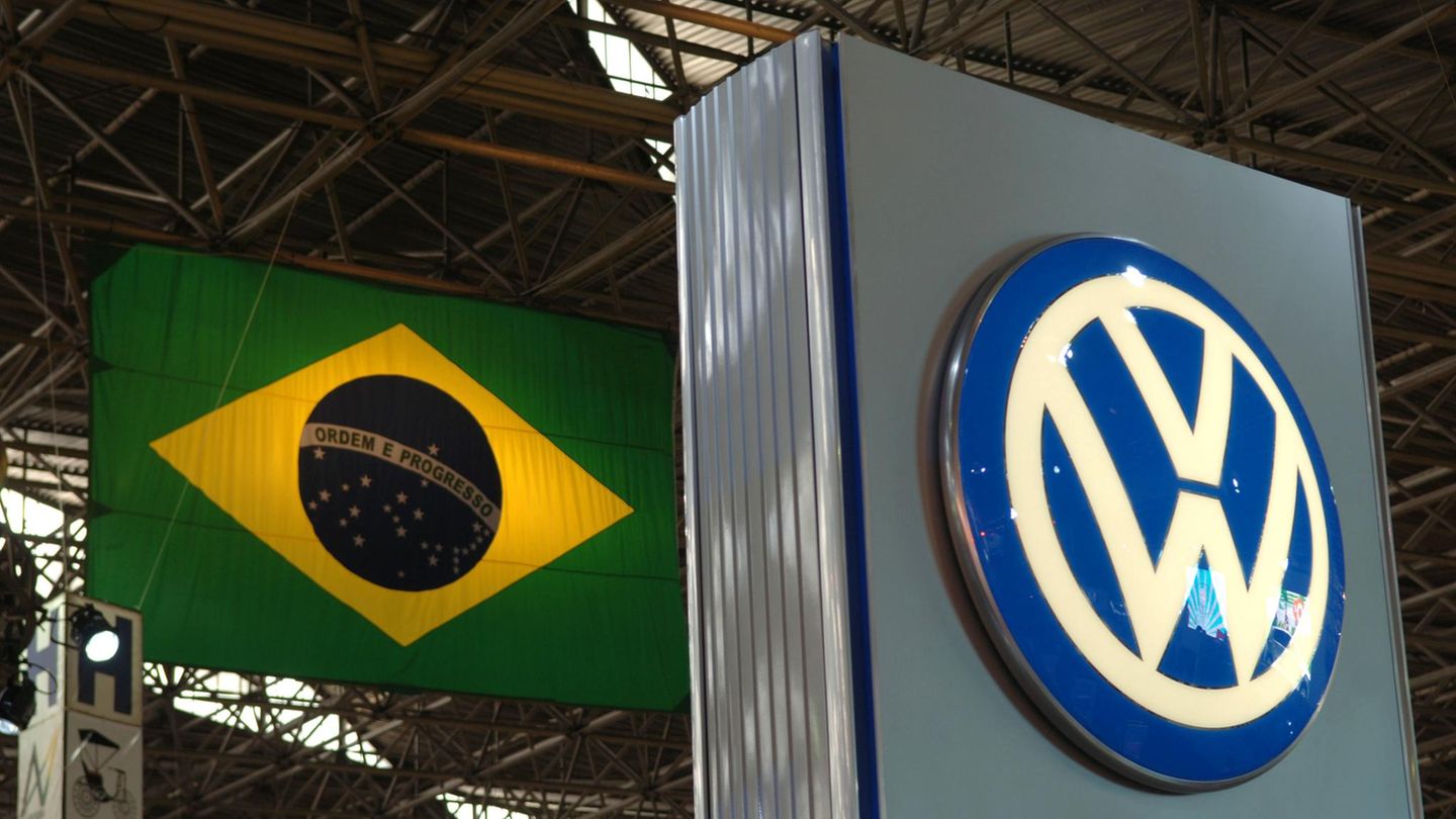 Das Volkswagen Symbol und die brasilianische Flagge in einem Werk in Sao Paulo