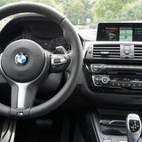 Der dicke Lenkradkranz liegt gut in der Hand