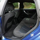 Hinten haben großgewachsene Personen Platz