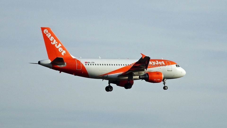 Ein Airbus A319 der britischen Billigfluggesellschaft Esayjet im Landeanflug