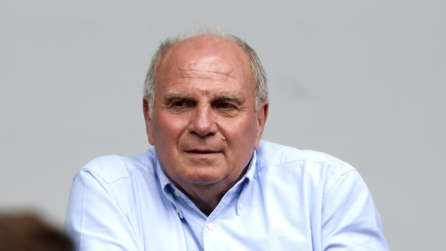 Uli Hoeneß während eines Spiels beim Telekom Cup 2017
