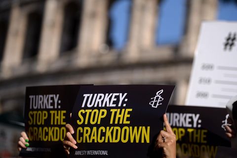 Türkei: Aktivisten von Amnesty International protestieren gegen die Verhaftung Peter Steudtners und anderer Aktivisten